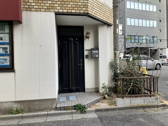 千駄木３４８ビルのエントランス