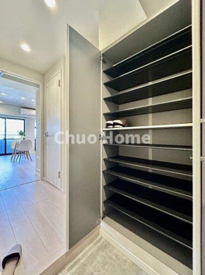 【玄関】 | ウイン南千住エクシオン | 【玄関】玄関には大型のシューズクローゼットを設置しておりますのでいつでもスッキリりとした空間を保てます。玄関周りを清潔に使うのはとても大事なことですよね。