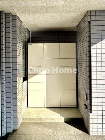 ウイン南千住エクシオンの設備|【宅配ボックス】在宅時・不在時に関わらず、居住者の代わりに非対面で宅配物を受け取ってくれる便利な設備です。わかりやすくご説明致しますので見学時にはお部屋だけではなく共用部分もぜひチェックしてください。