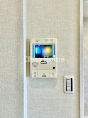 【セキュリティ】 | ウイン南千住エクシオン | 【モニターホン】誰が来たかすぐにわかるカラーモニター付きインターホン。通話ボタンを押すまでは室内の音は漏れていませんので相手を確かめてから応対できます。