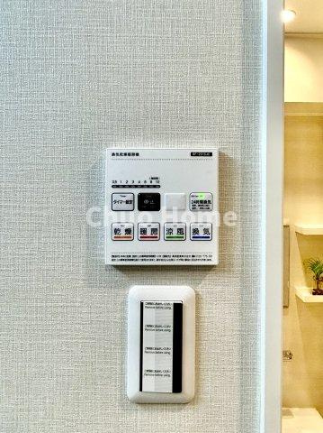 ウイン南千住エクシオンの内装|【浴室乾燥機】暖房・冷風・換気・乾燥が可能です。毎日を快適に過ごせるうれしい機能が揃っています。雨の日の洗濯物も安心です。