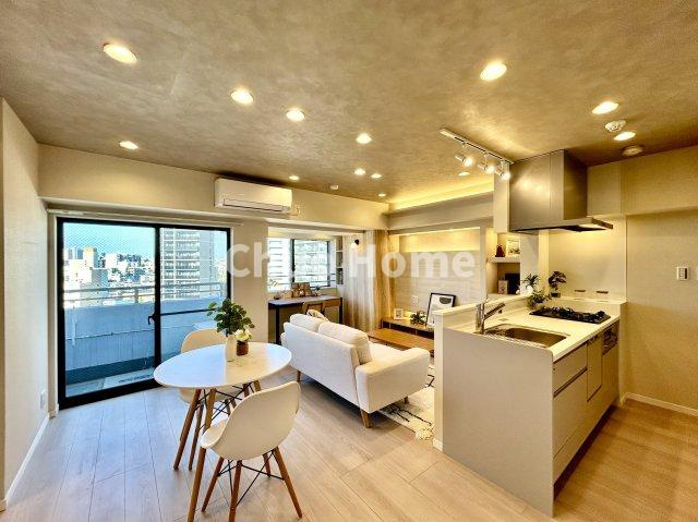 ウイン南千住エクシオンのキッチン|視界に広がりを生むオープンなキッチン。料理や片付けをしながら、家族との会話を楽しんだり、リビングで遊ぶ子どもを見守れます。ご見学時には家具の配置などもイメージしながらぜひご覧になって見て下さい。