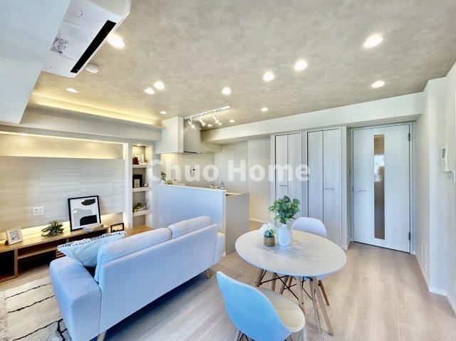 ウイン南千住エクシオンのダイニング|【ダイニング】忙しい朝でも、しっかり家族が揃って食事をして頂けるゆとりある大きさのダイニングスペース。奥様が作る手料理をカウンター越しに受けとって頂き、テーブルで囲む素敵な時間を存分に愉しんで下さい。