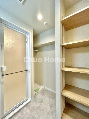 ウイン南千住エクシオンのランドリースペース|【ランドリースペース】担当者がスケールを持ち歩いておりますので、ご見学時には現在お使いの洗濯機などがきちんと収まるかなどもチェックして下さい。見学前に測っておくと非常に便利だと思います。