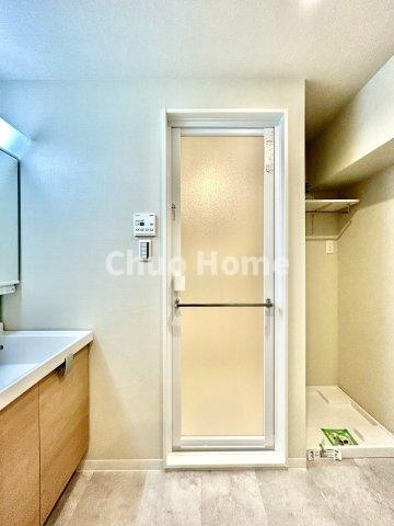 ウイン南千住エクシオンの脱衣所|【洗面所】明るい洗面所は朝をすっきりさせてくれる空間です。バタバタしている忙しい朝でも収納が多い洗面台では短い時間で効率良く支度ができます。