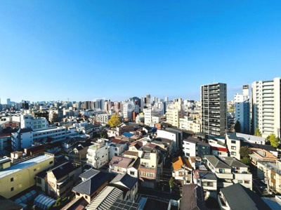 【展望】 | ウイン南千住エクシオン | 手を伸ばせば、ふれることが出来そうな環境が、そのままインテリアになったような印象です。その豊かな眺望にふさわしい空間には、通風・採光にも優れ、心地よい光と風があふれています