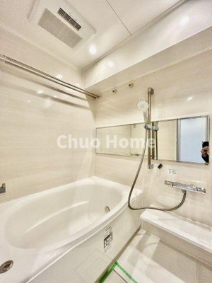 【浴室】 | ウイン南千住エクシオン | 【バスルーム】暖房換気乾燥機付きシステムバスルーム。暖房・冷風・換気・乾燥など、毎日を快適に過ごせるうれしい機能が揃っています。雨の日の洗濯物も安心です。