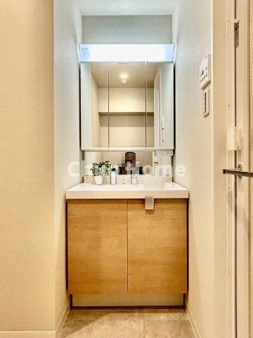 ウイン南千住エクシオンの独立洗面台|【洗面化粧台】洗面化粧台には三面鏡を採用。身だしなみを整えやすい事はもちろんですが、鏡の後ろに収納スペースを設ける事により、散らかりやすい洗面スペースをすっきりさせる事が出来るのも嬉しいですね