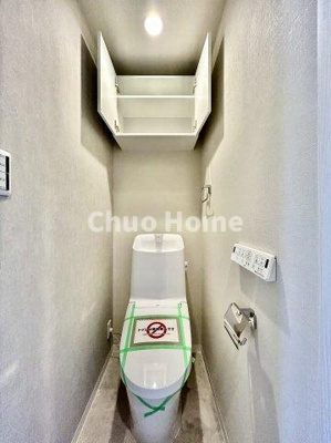 【トイレ】 | ウイン南千住エクシオン | 【トイレ】 収納スペースをしっかりと確保した温水洗浄便座機能付きトイレ。温水洗浄便座は清潔にお使いいただくための大切なアイテムです。