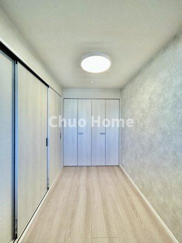 ウイン南千住エクシオンの洋室|【洋室】快適に過ごす条件は、一人ひとり違います。だからこそ飾り過ぎないシンプルな内装と偏り過ぎないデザインで統一しております。居住していく中でオーナー様だけの【マイホーム】に創り上げて下さい