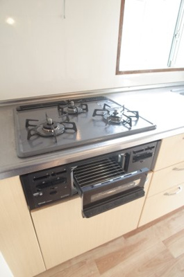 【キッチン】 | 磯辺テラスハウス（1-8） | ガスコンロ３クチ+お魚用グリル付き。
