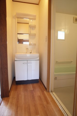 【洗面所】 | 磯辺テラスハウス（1-8） | 洗面台は浴室となりに。