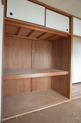 【収納】 | 磯辺テラスハウス（1-8） | ２階バルコニー側の和室に押し入れ収納。