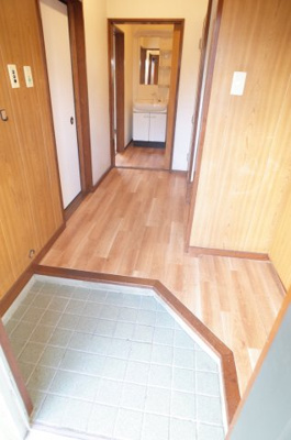 【玄関】 | 磯辺テラスハウス（1-8） | 広い玄関先もうれしいです。