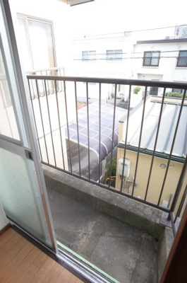 【バルコニー】 | 磯辺テラスハウス（1-8） | バルコニーはコンパクトなサイズです。