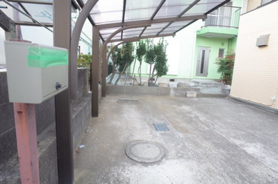 【エントランス】 | 磯辺テラスハウス（1-8） | お車２台は行けそうですね！