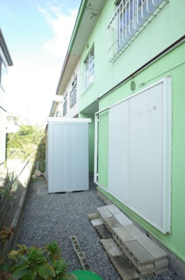 【その他共用部分】 | 磯辺テラスハウス（1-8） | 建物裏側には専用物置を設置