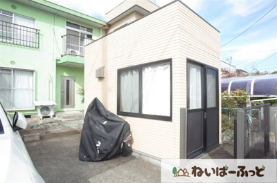 【外観】 | 磯辺テラスハウス（1-8） | ここを何に使おうかな♡　さらに専用物置もあります。