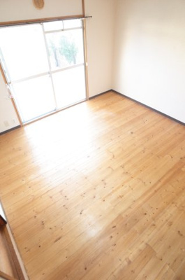 【居間・リビング】 | 磯辺テラスハウス（1-8） | キッチン横リビングは明るい陽射しがさんさんと。