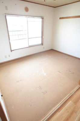 【内装】 | 磯辺テラスハウス（1-8） | 此方は東側の和室、これから畳が入ります。