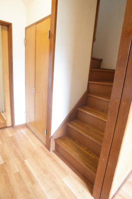 【内装】 | 磯辺テラスハウス（1-8） | 階段横には収納スペース。
