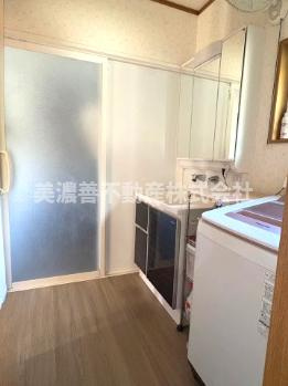 ６６１４１　岐阜市太郎丸中古戸建ての独立洗面台