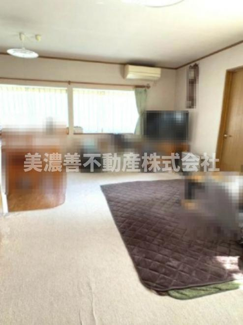 ６６１４１　岐阜市太郎丸中古戸建ての居間・リビング