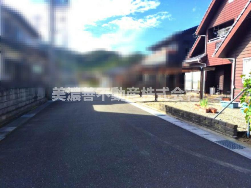 ６６１４１　岐阜市太郎丸中古戸建ての前面道路含む現地写真