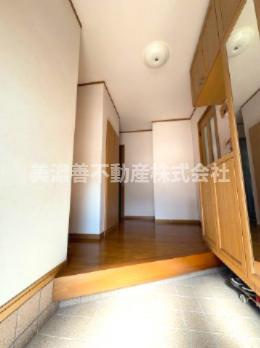 ６６１４１　岐阜市太郎丸中古戸建ての玄関