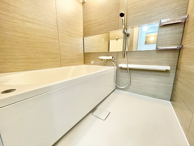 ローズハイツ香里園3号棟の浴室|落ち着いた空間のお風呂です