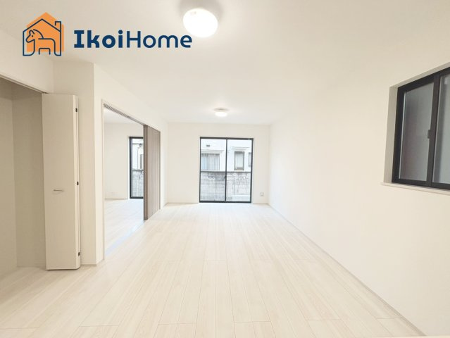 明石市二見町西二見　A号棟　新築戸建の居間・リビング|【ホームページに現地動画掲載中】●年中無休：当日予約可●LDKは開放感があり、大型家具も設置可能です