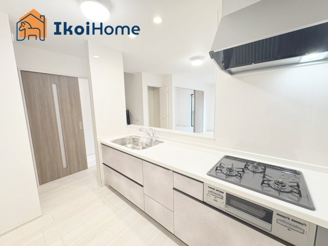 明石市二見町西二見　A号棟　新築戸建のキッチン|【ホームページに現地動画掲載中】●年中無休：当日予約可●三口コンロには火口にＳＩセンサーを搭載！