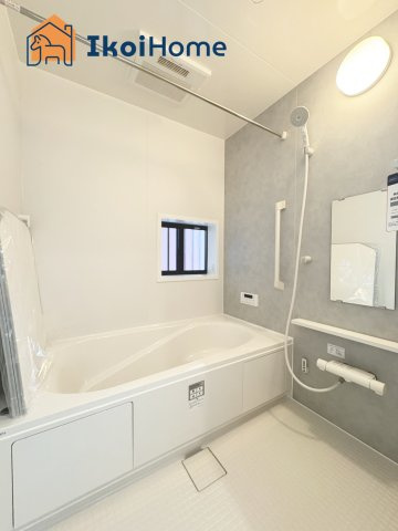 明石市二見町西二見　A号棟　新築戸建の浴室|【ホームページに現地動画掲載中】●年中無休：当日予約可●足を伸ばしてご入浴いただける広々とした浴槽♪