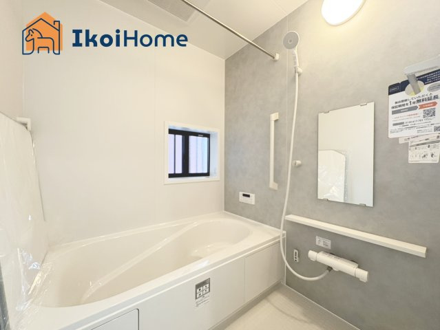 明石市二見町西二見　A号棟　新築戸建の浴室|【ホームページに現地動画掲載中】●年中無休：当日予約可●小窓付きの換気良好の浴室。清潔な空間です。