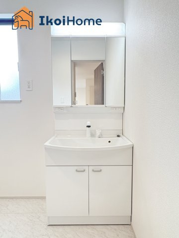 明石市二見町西二見　A号棟　新築戸建の洗面所|【ホームページに現地動画掲載中】●年中無休：当日予約可●洗面は便利な３面鏡。ゆったりワイドシンク仕様