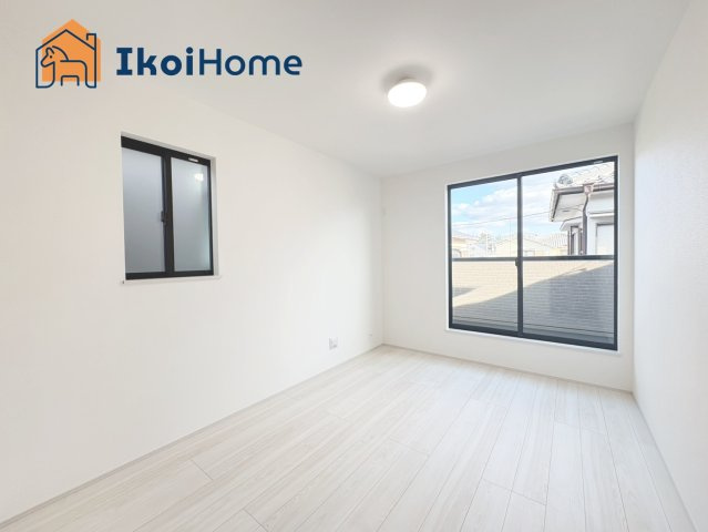 明石市二見町西二見　A号棟　新築戸建の子供部屋|【ホームページに現地動画掲載中】●年中無休：当日予約可●掃き出し窓からはバルコニーへ出て頂けます！