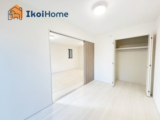 明石市二見町西二見　A号棟　新築戸建の寝室|【ホームページに現地動画掲載中】●年中無休：当日予約可●2階洋室です。各部屋収納がございます！