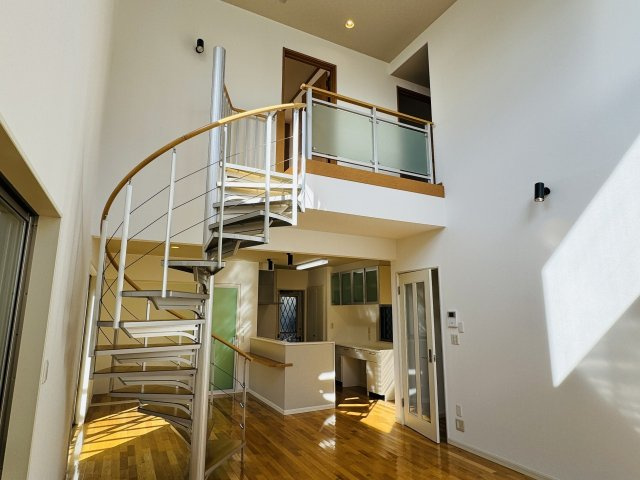 八王子市　元八王子町　中古戸建ての内装|～18.0帖の明るく開放感のあるLDK、家族団欒の時間をお過ごしいただけます～