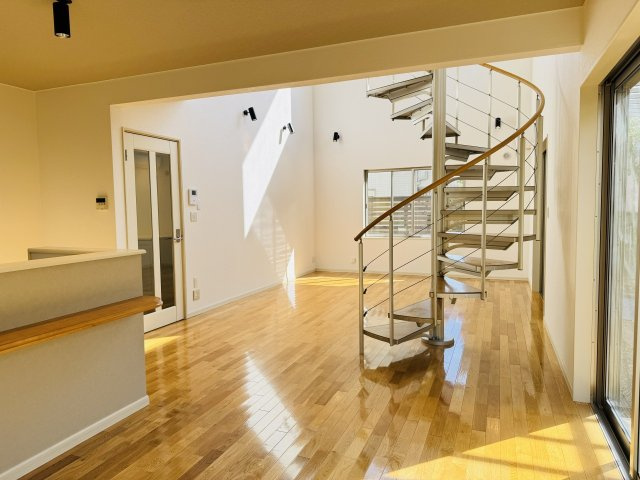 八王子市　元八王子町　中古戸建ての居間・リビング|～18.0帖の明るく開放感のあるLDK、家族団欒の時間をお過ごしいただけます～