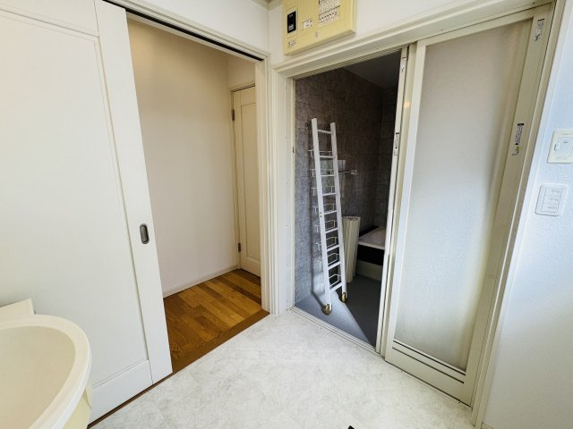 八王子市　元八王子町　中古戸建ての脱衣所|～バスルームは引き戸タイプ～