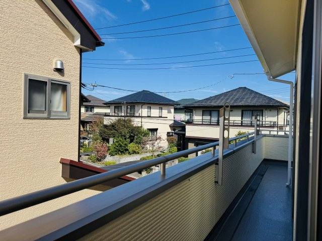 八王子市　元八王子町　中古戸建てのバルコニー|～西側から北側へ続くバルコニー　3部屋からの出入りが可能です～