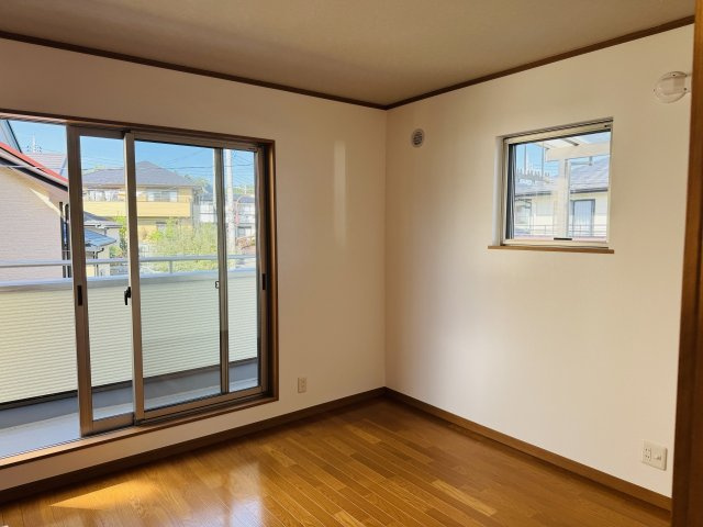 八王子市　元八王子町　中古戸建ての洋室|～2階4.5帖の洋室　2面採光で明るく風通しの良いお部屋です～