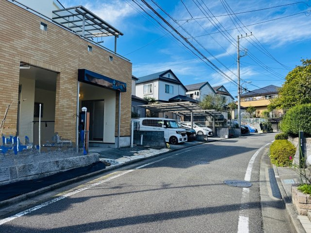 八王子市　元八王子町　中古戸建ての前面道路含む現地写真|～北側5ｍ道路に面しています～
