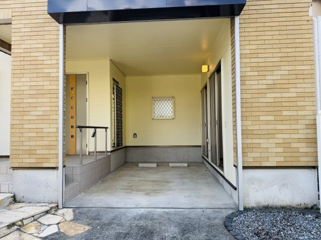 八王子市　元八王子町　中古戸建ての駐車場|～ビルトトインガレージ1台分～