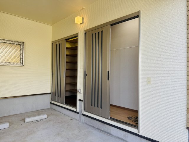 八王子市　元八王子町　中古戸建ての収納|～車庫脇に収納付き～