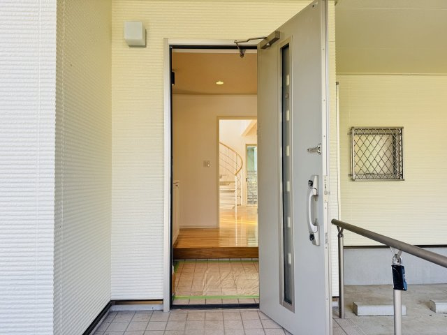 八王子市　元八王子町　中古戸建ての玄関|～玄関は安心のWロックキーを採用～