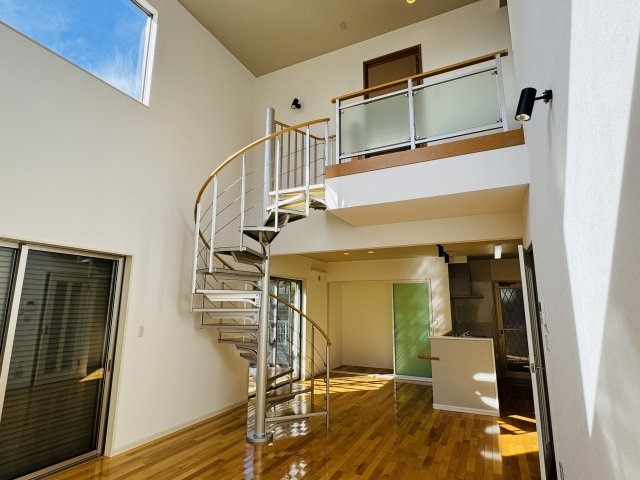 八王子市　元八王子町　中古戸建ての居間・リビング|～18.0帖の明るく開放感のあるLDK、家族団欒の時間をお過ごしいただけます～