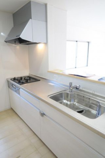 【キッチン】 | 新築　新潟市江南区丸潟新田 第2  2号 | お手入れがラクなステンレス製。キズが目立たないエンボス加工です。浄水器組込み水栓は、蛇口一体型構造で、シンクまわりがスッキリひろびろ。収納も小物から背の高いものまで、すっきり、たっぷり収納できます。