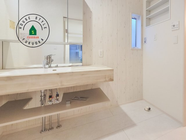 福岡市南区屋形原1丁目第1-2棟（1号棟）の内観：施工例|ゆとりの洗面スペースで朝の身支度もスムーズに。暮らしを快適に変えるシャワー付洗面台です！