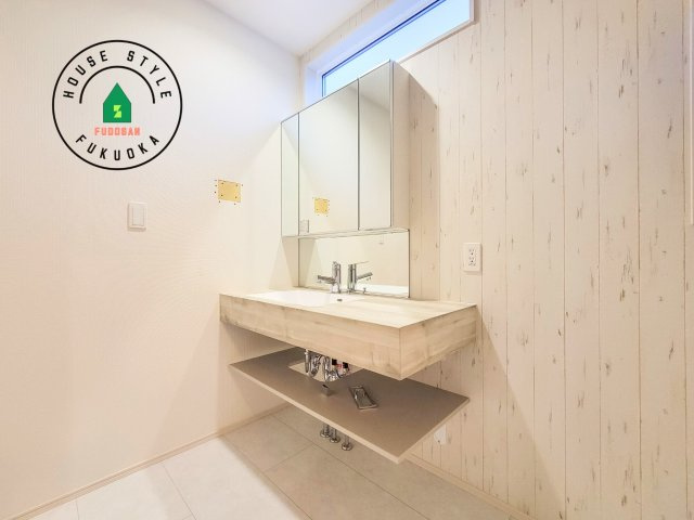 福岡市南区屋形原1丁目第1-2棟（1号棟）の内観：施工例|毎日使うものだから清潔な空間を保ちたい水回り。洗面にはそんな願いを解消させてくれる収納アイデアが満載です。三面鏡の裏側にはキャビネットが現れ小物から背の高い物まで収納できます。